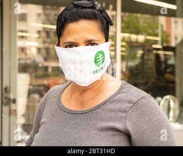 New York, NY - 22. Mai 2020: Eine Frau mit einer speziellen Gesichtsmaske wartet auf Antikörper- und Abstrichtests für COVID-19 am SOMOS Community Care Standort in der Washington Heights Latino Gemeinde Stockfoto