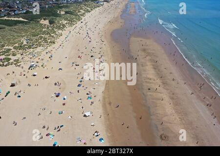 Schöne Luftaufnahme von belebten Sandstrand im Sommer Stockfoto