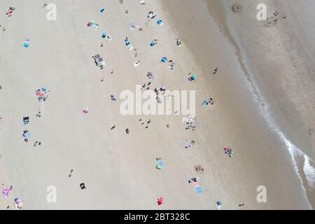 Abstraktes Luftbild von Menschen, die am Strand sonnenbaden Stockfoto