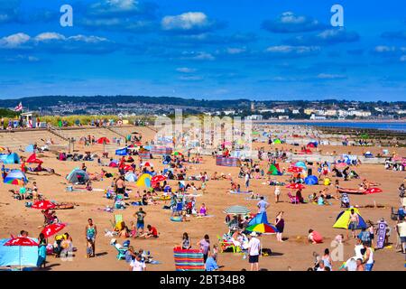 Ein geschäftiges Strandbad in Dawlish Warren, Devon, Großbritannien Stockfoto