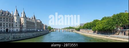 Panorama der seine mit conciergerie und pont neuf - Paris Stockfoto