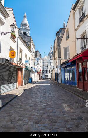 Leere Straße in Montmartre während der Coronavirus-Epidemie in Paris Stockfoto