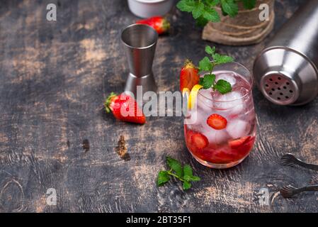 Erfrischender, kalter Erdbeercocktail im Sommer Stockfoto
