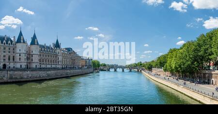 Panorama der seine mit conciergerie und pont neuf - Paris Stockfoto