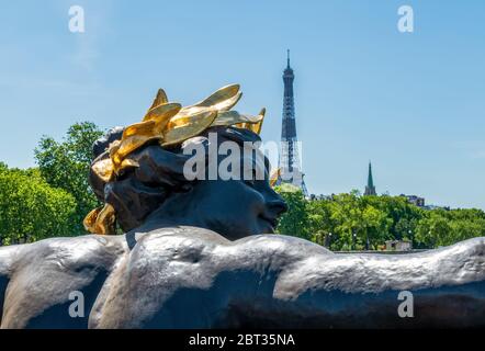 Nymphe de la Neva Statue auf der Pont Alexandre III und eiffelturm in Paris Stockfoto