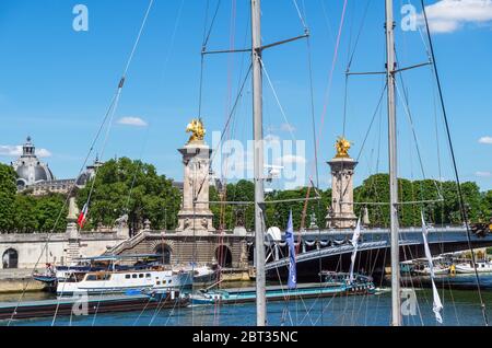Das Petit Palais und die Pont Alexandre III - Paris, Frankreich Stockfoto