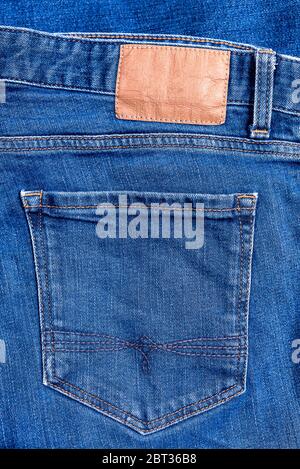 Leere Jeans Gesäßtasche aus klassischer blauer Denim-Hose. Einfache blaue Jeans Rückansicht, einfarbige leere Tasche, Unisex-Freizeit Hose aus nächster Nähe Stockfoto