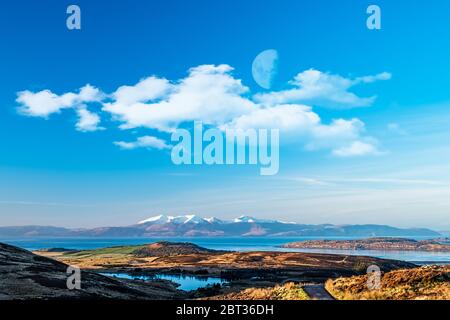 Die Arran Hills früh mornoing im Winter Schnee bedeckt und ein kleiner Halbmond oben am Himmel Stockfoto