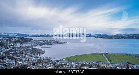 Die Szene von Lyle Hill Greenock über Gourock und auf Gareloch und seine Hügel mit Schnee bedeckt. Eine lange Exposition eine weiche und ätherischen Stockfoto