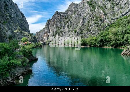 Matka Canyon und Matka See - westlich von Zentral Skopje, Nord Mazedonien. Es ist eines der beliebtesten Outdoor-Ziele in Mazedonien und hom Stockfoto