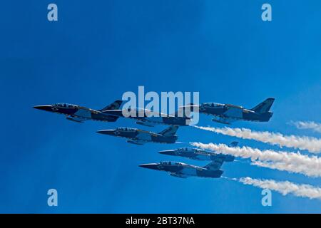 Das Breitling Jet Team tritt auf Seattle 2015 Seafair Air Show. Das Team ist das größte zivile Kunstflugteam Europas. Mit Sitz in Dijon, Frankreich, fliegt sie sieben tschechische Aero L-39 Albatros Jets. Das Team fliegt eine 18–20-minütige Anzeige, die Formationsflüge, Oppositionspässe, Soloübungen und synchronisierte Manöver umfasst. Sie flogen 2015 zum ersten Mal in den USA. Diese Flugzeuge stellen einen ausgezeichneten Kompromiss zwischen Leistung, Ästhetik, Zuverlässigkeit und Betriebskosten dar. Sie wurden in allen ehemaligen Sowjetblockländern weit verbreitet. Stockfoto