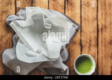 Leere weiße Platte auf Tisch mit Tischdecke. Hintergrund für Menü, Rezept. Tischeinstellung, mit Sauce, Flatlay, Draufsicht. Modell für Restaurant Gericht Stockfoto