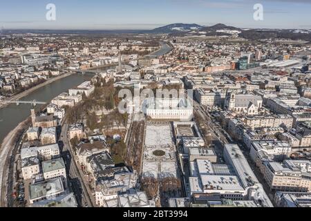 Luftaufnahme des verschneiten Schlosses Mirabelle in der Salzburger Innenstadt Stockfoto