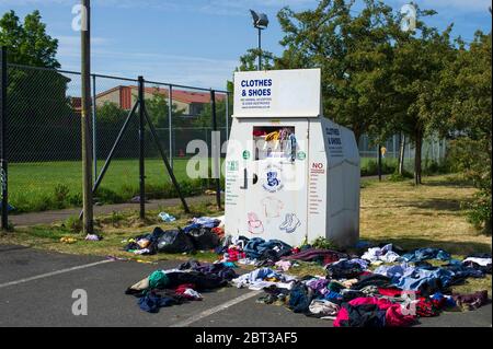 Auf der Straße Kleidung Spende bin Stockfoto