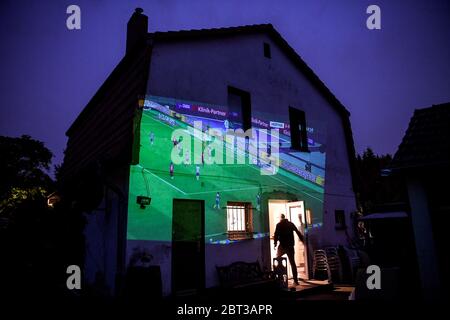 Berlin, Deutschland. Mai 2020. Das Fußballspiel Hertha BSC - 1 FC Union Berlin wird mit einem Beamer auf eine Wand projiziert. Quelle: Britta Pedersen/dpa-Zentralbild/dpa/Alamy Live News Stockfoto