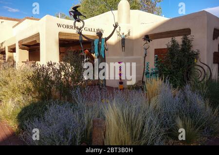 Statue am Eingang zur Worrell Gallery, Santa Fe, NM Stockfoto