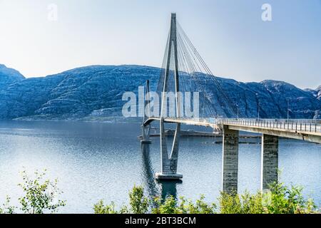 Dramatische Seitenansicht von Helgelandsbrua (norwegisch) oder Helgeland Bridge ist Norwegens schönste Brücke zwischen Alstahaug und Leirfjord bei Helgeland, NOR Stockfoto