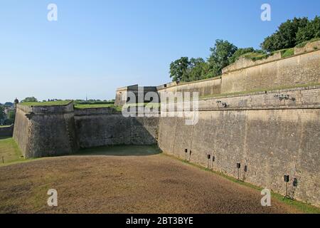 Historische Stadtmauern rund um den Graben und Befestigungsanlagen zur Zitadelle von Blaye, Gironde Department in Nouvelle-Aquitaine im Südwesten Frankreichs. Stockfoto