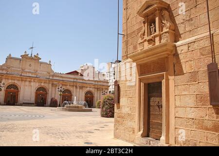 Der Hauptplatz der Stadt oder Plaza Mayor mit einem Brunnen und dem zentralen Marktgebäude im Hintergrund, Castellon de la plana, Valencia provence, Spanien Stockfoto