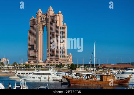 Dhow und Hotel in Abu Dhabi Stockfoto