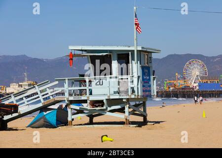 Rettungsschwimmer Hütte am Santa Monica Pier und Strand, Los Angeles, Kalifornien, Vereinigte Staaten von Amerika. Stockfoto