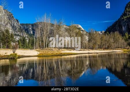 Der Merced Fluss fließt friedlich entlang des Bodens des Yosemite Valley, Yosemite Nationalpark, Kalifornien, USA Stockfoto