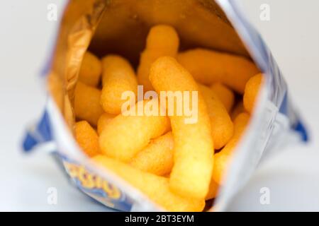 Käsebuff Snack Wotsits in Packung Stockfoto