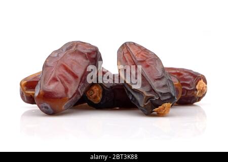 Bio und frisch Medjool getrocknete Datteln, Nahaufnahme, isoliert auf weißem Hintergrund. Stockfoto