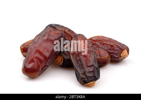 Bio und frische Datteln auf weißem Hintergrund isoliert Stockfoto