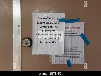 schild vor dem Mount Sinai Jewish Center und Bridge Shul in Northern Manhattan sagen, es ist geschlossen wegen der Coronavirus oder Covid-19 Pandemie Stockfoto