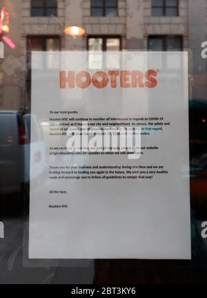 melden Sie sich in einem Hooters-Kettenrestaurant in Midtown Manhattan an, das besagt, dass es wegen des Coronavirus oder der Covid-19-Pandemie geschlossen ist Stockfoto