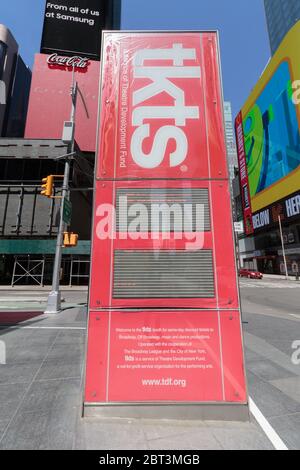 Broadway-Ticketschalter Schild in einem menschenleeren Time Square. Alle Broadway Shows wurden während der Coronavirus oder Covid-19 Pandemie geschlossen Stockfoto