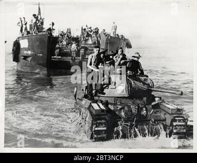 Vintage-Foto des Zweiten Weltkriegs - Panzer, der von einem Landungsschiff an Land kommt, Westfront um 1944 Stockfoto