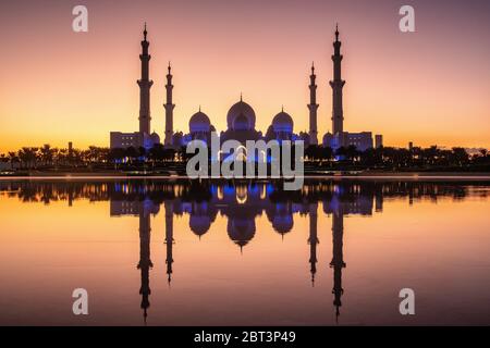 Große Moschee in der Dämmerung in Abu Dhabi, VAE Stockfoto