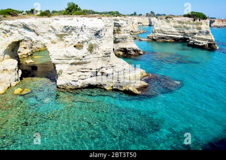 Felsformationen und türkisfarbenes Wasser in salento, Italien Stockfoto