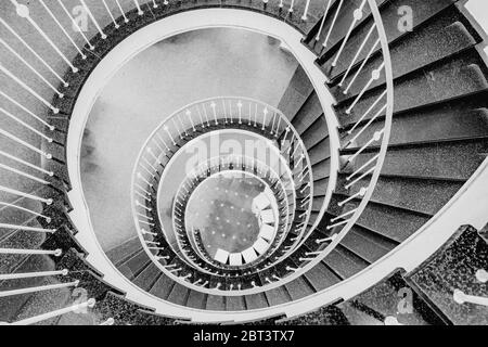 Wendeltreppe in Schwarz und Weiß. Stockfoto