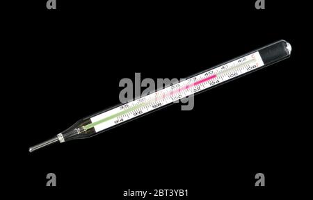 Nahaufnahme eines Glas-Quecksilberthermometers mit einer fieberhaften Temperatur von 104 Grad und einer Farbskala, die auf Rot geht Stockfoto