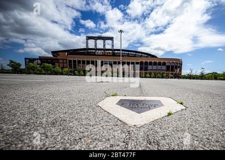 New York, N.Y/USA – 22. Mai 2020: Markierungen, die die Homeplatte des Shea Stadions im Feld Citi zeigen, das wegen der gesundheitlichen Risiken von COVID geschlossen ist. Stockfoto