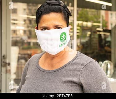 New York, Usa. Mai 2020. Eine Frau mit einer speziellen Gesichtsmaske wartet auf Antikörper- und Abstrichtests für COVID-19 am SOMOS Community Care Standort in der Gemeinde Washington Heights Latino. DIE REGIERUNG SOMOS und Gouverneur Cuomo eröffnen Standorte in New York City, um COVID-19 und Antikörpertests auf Latino-Gemeinschaften auszuweiten, die von der Pandemie besonders schwer getroffen wurden. (Foto von Lev Radin/Pacific Press) Quelle: Pacific Press Agency/Alamy Live News Stockfoto