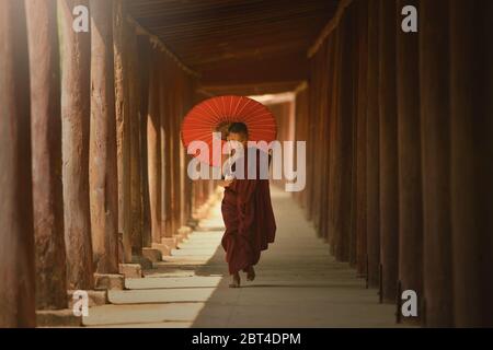 Novize Mönch zu Fuß durch einen Tempel, Bagan, Mandalay, Myanmar Stockfoto
