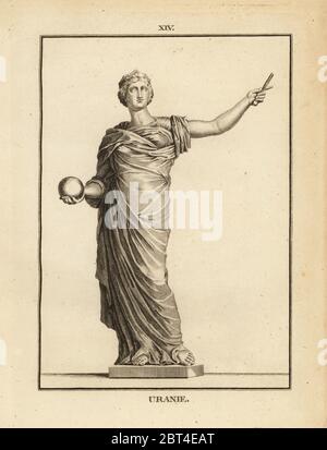 Statue von Urania, die Muse der Astronomie mit Kugel und Personal. Kupferstich von Francois-Anne David von Museum de Florenz, ou Sammlung des Pierres Gravees, Statuen, Medailles, Chez F.A. David, Paris, 1787. David (1741-1824) lenkte und graviert die Illustrationen auf römischen Statuen, gravierte Steine und Medaillen in der Sammlung des Museum de Florenz und das Kabinett der Kuriositäten der Großherzog der Toskana. Stockfoto