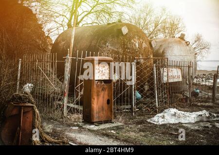 Eine alte verlassene Tankstelle, mit der Aufschrift - Gefahr brennbar Stockfoto