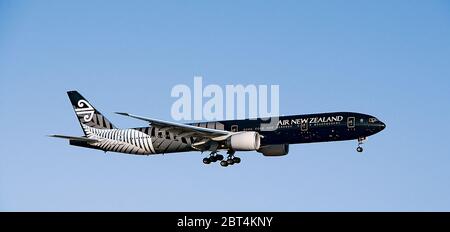 ZK-OKQ Air New Zealand Boeing 777-300ER landing am LAX Stockfoto