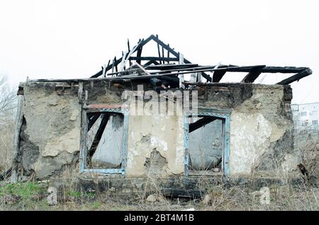 Trümmer des zerstörten Hauses nach dem Brand Stockfoto