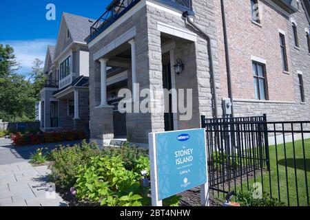 Kleinburg, Ontario / Kanada - 08/31/2019: Neues Haus Außenansicht Architektur - Fotos von Außenfassade des Gebäudes Stockfoto