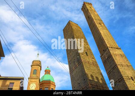 Perspektive Unterseite der zwei Türme von Bologna, Symbol der Stadt in blauen Himmel, Italien. Asinelli Turm und Garisenda Turm in der historischen Innenstadt mit Stockfoto