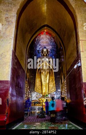Besucher Beten Im Ananda Tempel, Bagan, Mandalay Region, Myanmar.