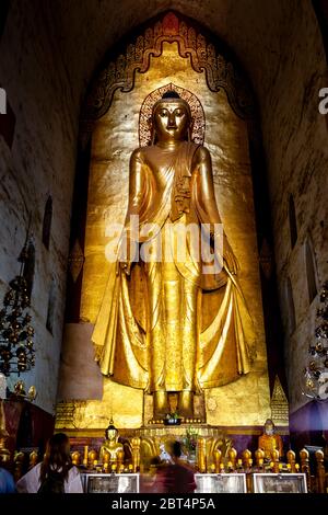 Besucher Beten Im Ananda Tempel, Bagan, Mandalay Region, Myanmar.