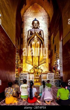 Besucher Beten Im Ananda Tempel, Bagan, Mandalay Region, Myanmar.