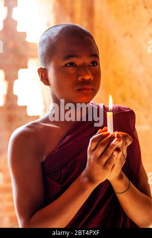 Ein buddhistischer Mönch in EINEM Tempel in Bagan, Mandalay Region, Myanmar. Stockfoto